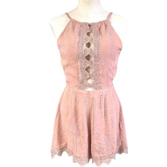 ASTR The Label Kiara  Romper Crochet Lace Halter Embroidered Size Large - Picture 1 of 16